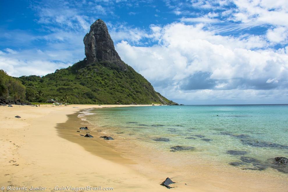 Imagem de pequenas pedras nas areias da Praia da Conceição.